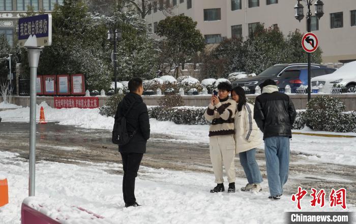 Pessoas buscam divers?o na neve no leste da China