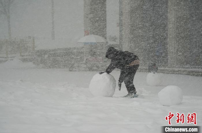Pessoas buscam divers?o na neve no leste da China