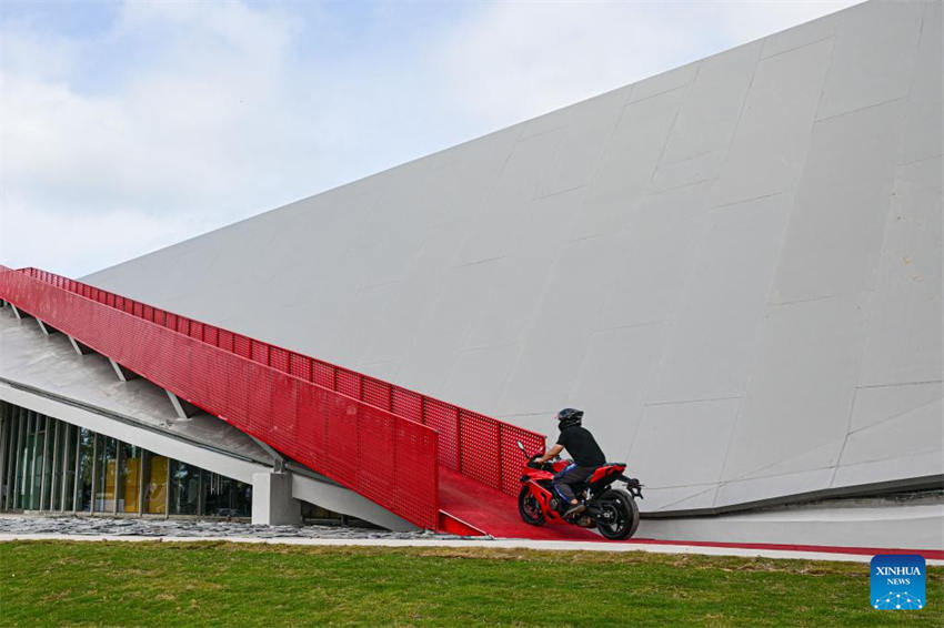 Centro de servi?o turístico é aberto ao público em Hainan, no sul da China