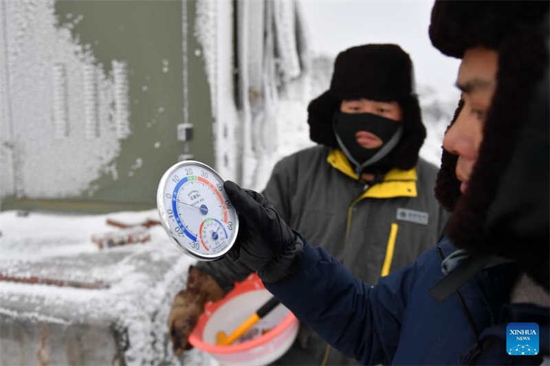 Técnicos garantem fornecimento de energia em meio à onda de frio na província chinesa de Hunan