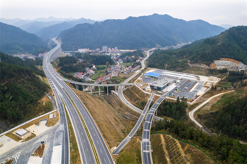 Autoestrada Guanzhuang-Xinhua na província chinesa de Hunan entra em opera??o