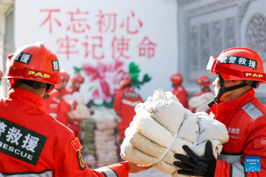 For?as armadas chinesas mobilizam for?as de resgate em resposta ao terremoto de Gansu