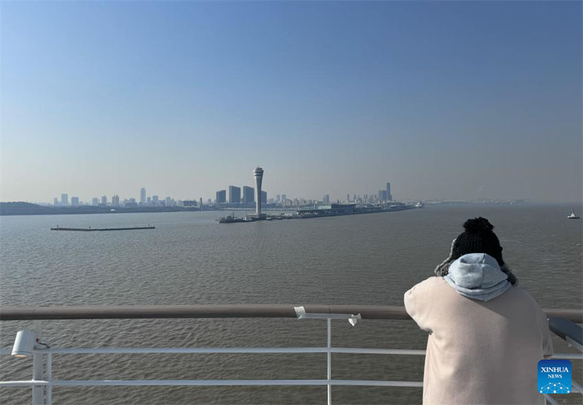 Primeiro grande navio de cruzeiro fabricado na China inicia viagem experimental