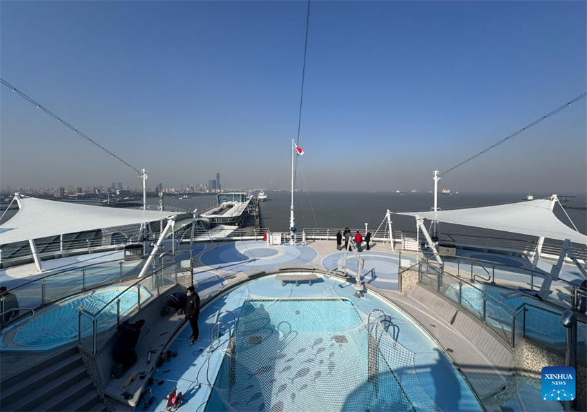 Primeiro grande navio de cruzeiro fabricado na China inicia viagem experimental