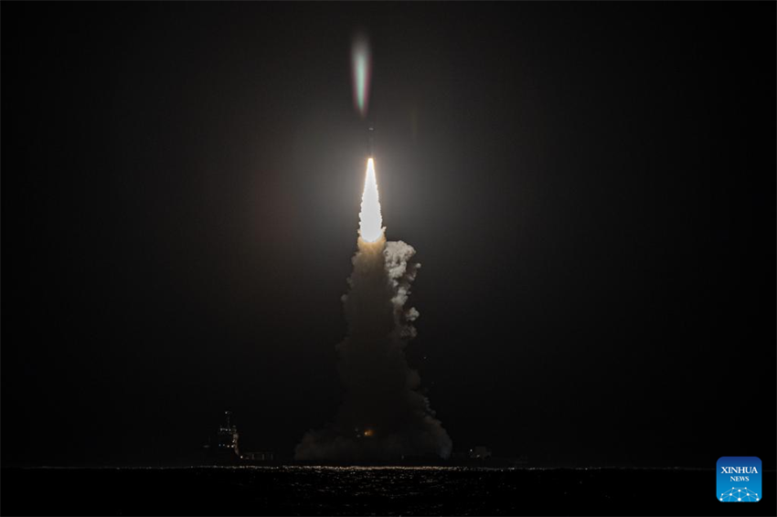 China lan?a três satélites a partir do mar
