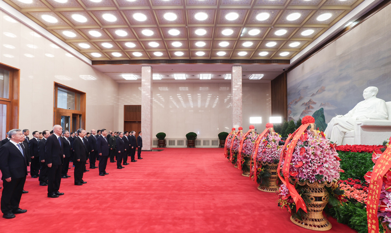Comitê Central do PCCh realiza simpósio para comemorar 130o aniversário do nascimento de Mao Zedong