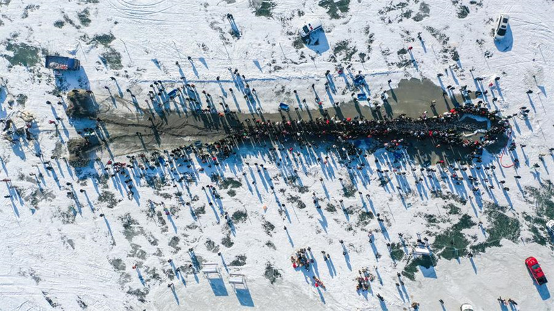 Galeria: pesca de inverno em lago de Jilin, nordeste da China