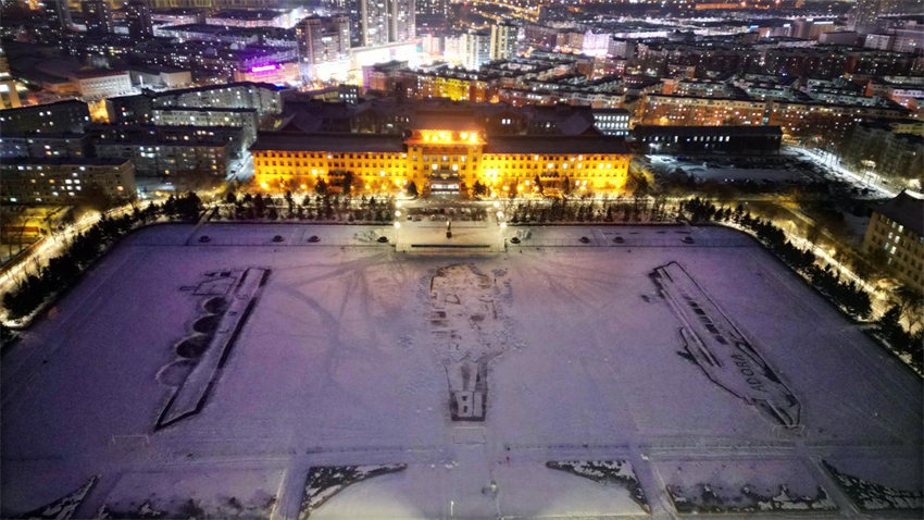 Alunos da Universidade de Engenharia de Harbin criam esbo?os de neve dando boas-vindas ao ano novo