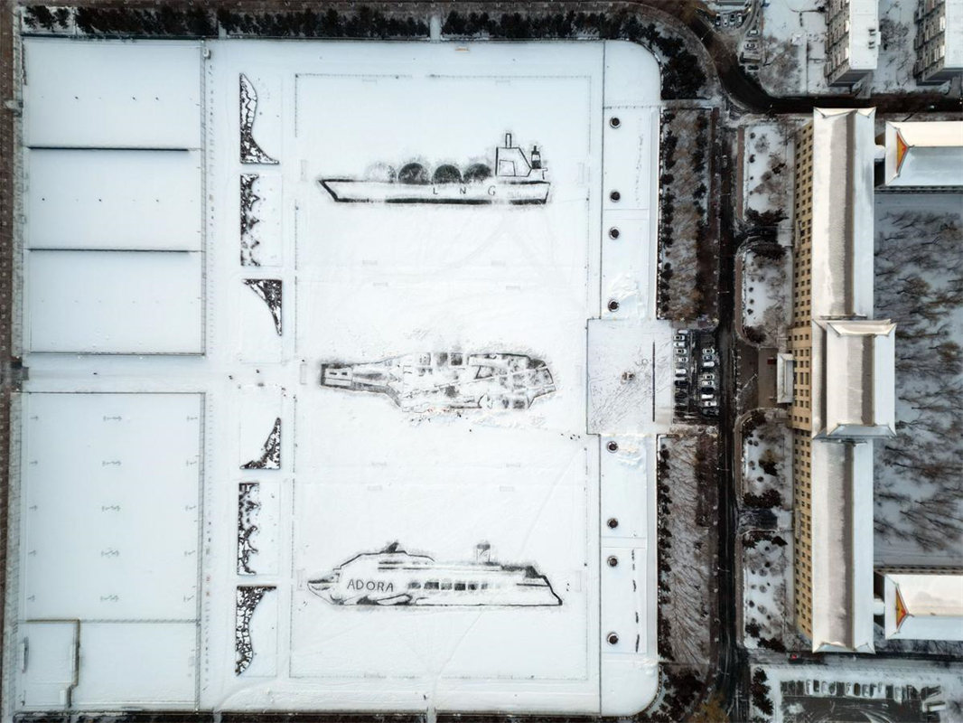 Alunos da Universidade de Engenharia de Harbin criam esbo?os de neve dando boas-vindas ao ano novo
