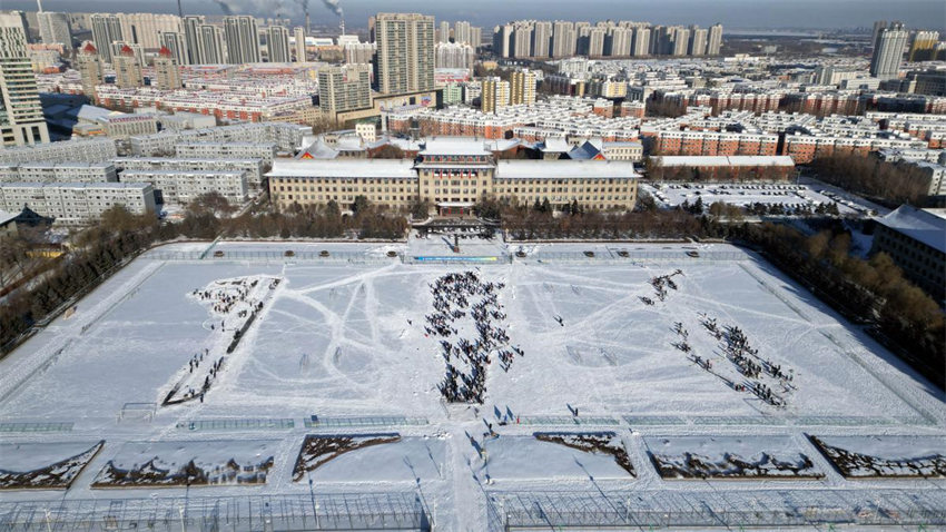 Alunos da Universidade de Engenharia de Harbin criam esbo?os de neve dando boas-vindas ao ano novo