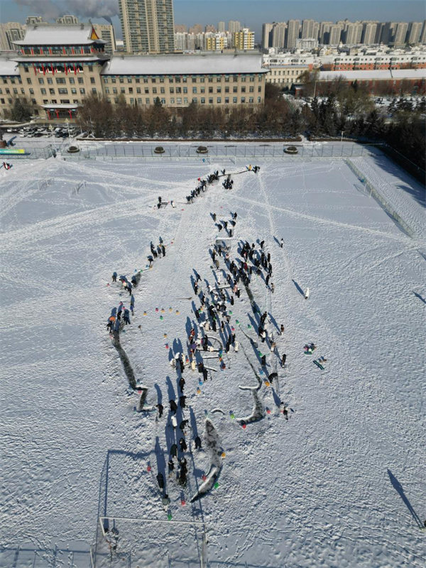 Alunos da Universidade de Engenharia de Harbin criam esbo?os de neve dando boas-vindas ao ano novo