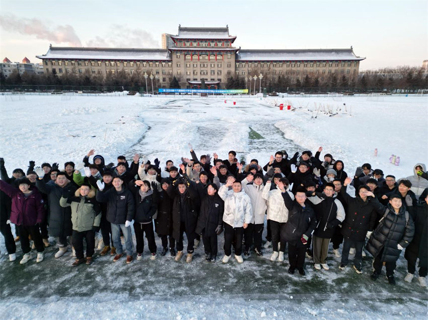 Alunos da Universidade de Engenharia de Harbin criam esbo?os de neve dando boas-vindas ao ano novo