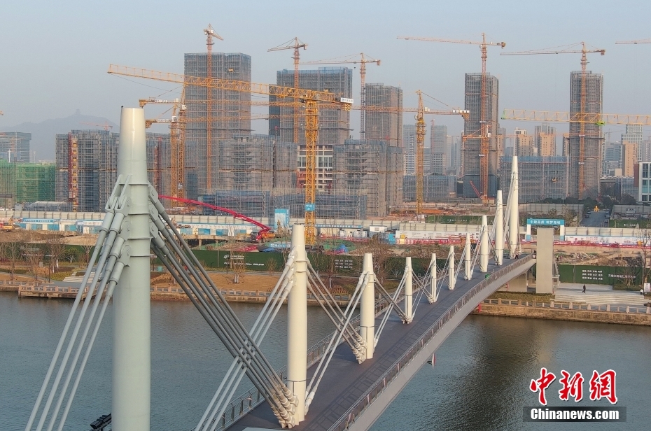 Constru??o da ponte em treli?a invertida de maior v?o do mundo é concluída no leste da China