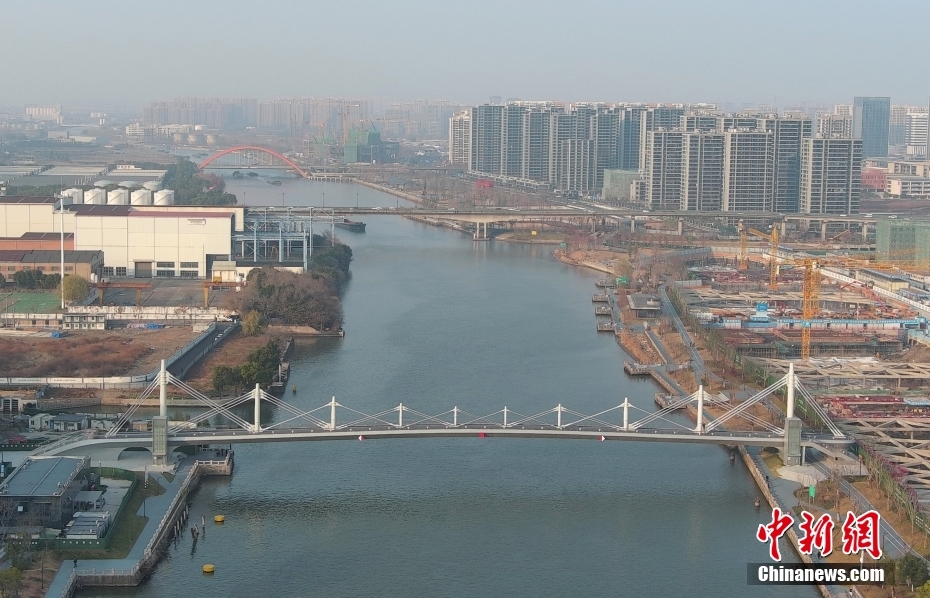 Constru??o da ponte em treli?a invertida de maior v?o do mundo é concluída no leste da China