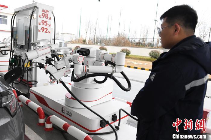 Rob?s de servi?o de abastecimento 24h estreiam em Changsha, centro da China
