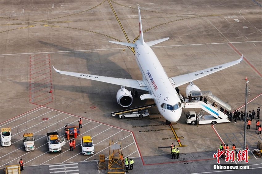 Avi?o comercial chinês C919 inaugura rota Shanghai-Beijing