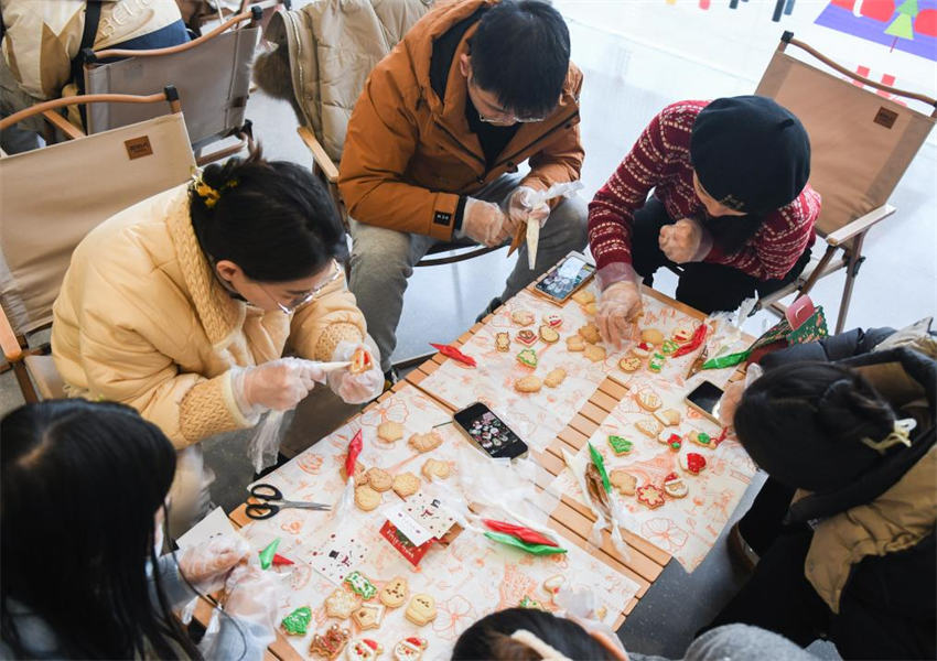 Aulas noturnas conquistam os cora??es dos jovens em Wuhan, centro na China