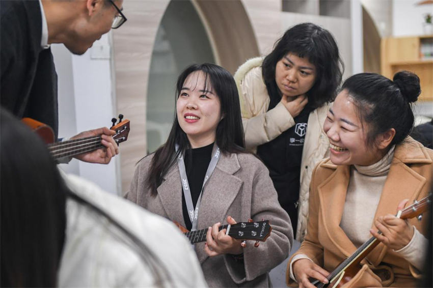 Aulas noturnas conquistam os cora??es dos jovens em Wuhan, centro na China