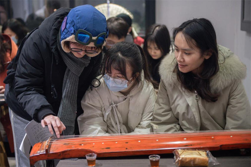 Aulas noturnas conquistam os cora??es dos jovens em Wuhan, centro na China