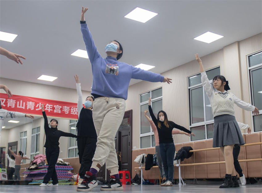 Aulas noturnas conquistam os cora??es dos jovens em Wuhan, centro na China