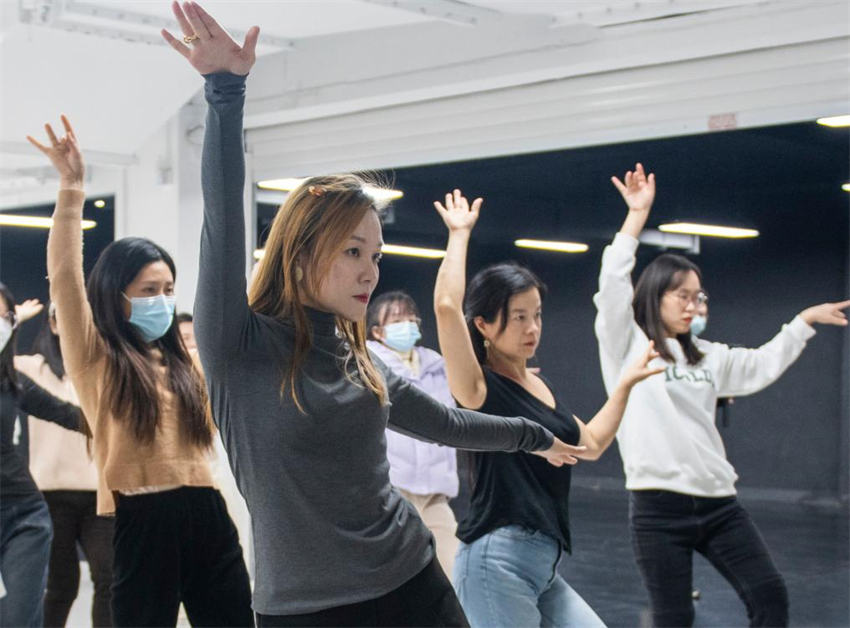Aulas noturnas conquistam os cora??es dos jovens em Wuhan, centro na China