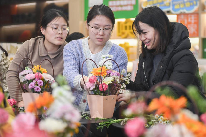 Aulas noturnas conquistam os cora??es dos jovens em Wuhan, centro na China