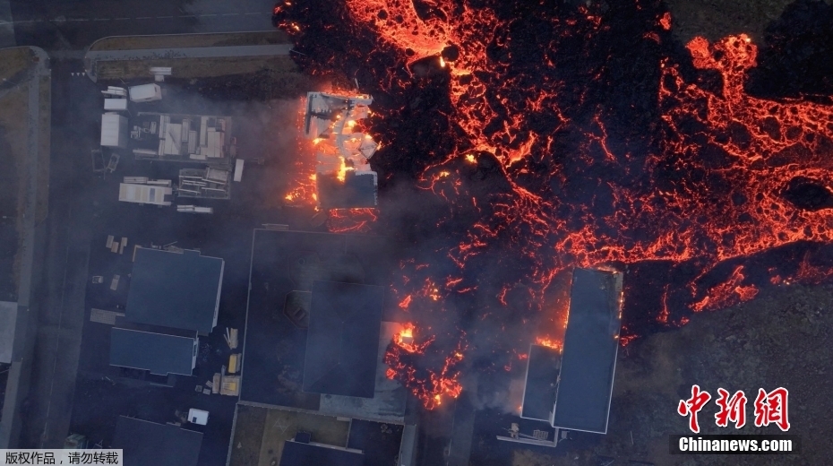 Prédios queimam enquanto lava atinge cidade na Islandia