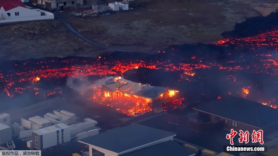 Prédios queimam enquanto lava atinge cidade na Islandia