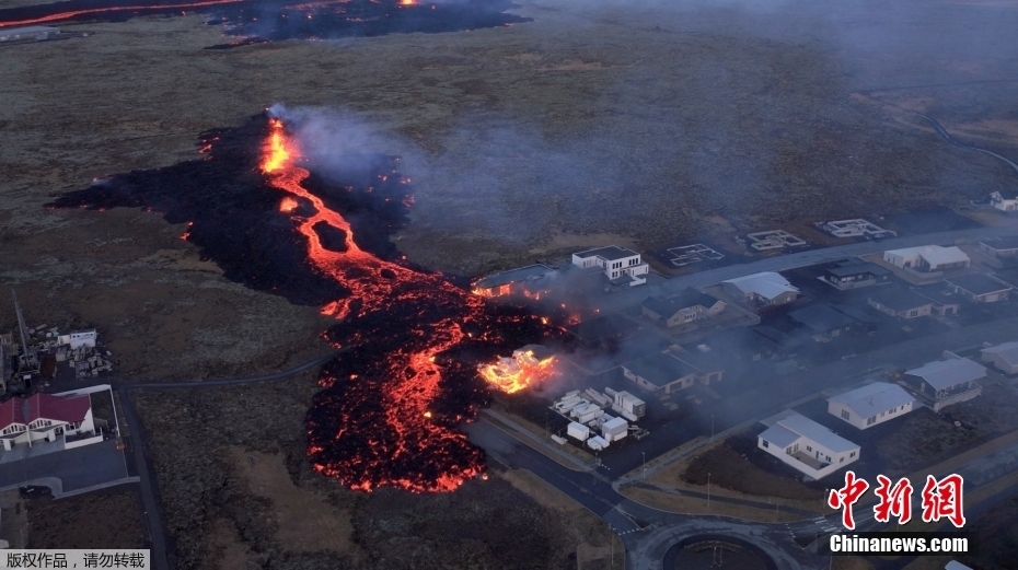 Prédios queimam enquanto lava atinge cidade na Islandia