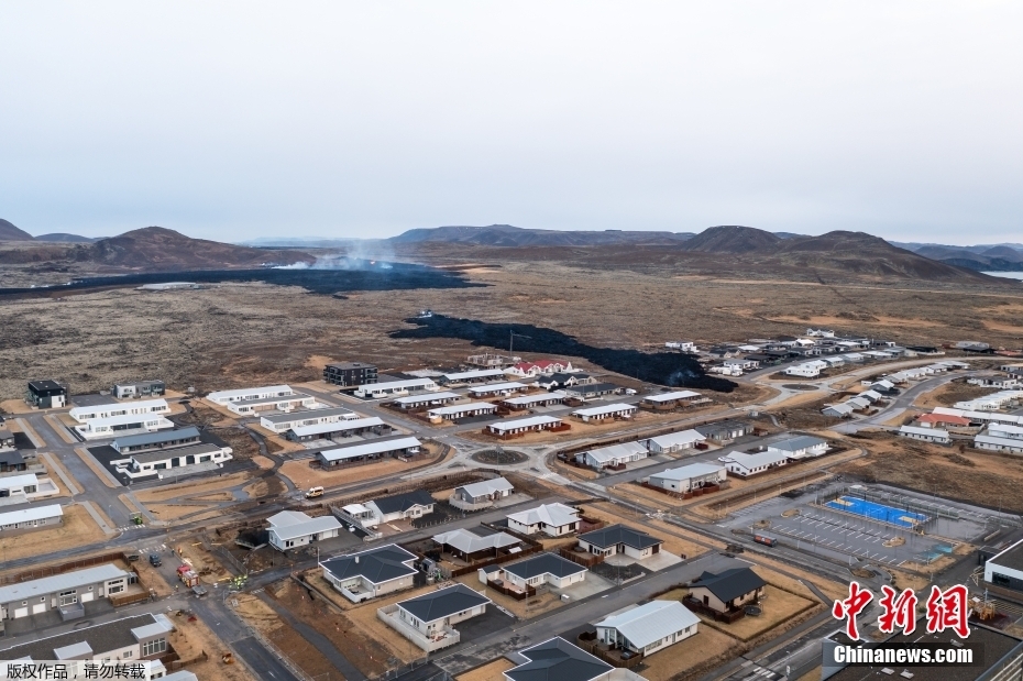 Prédios queimam enquanto lava atinge cidade na Islandia