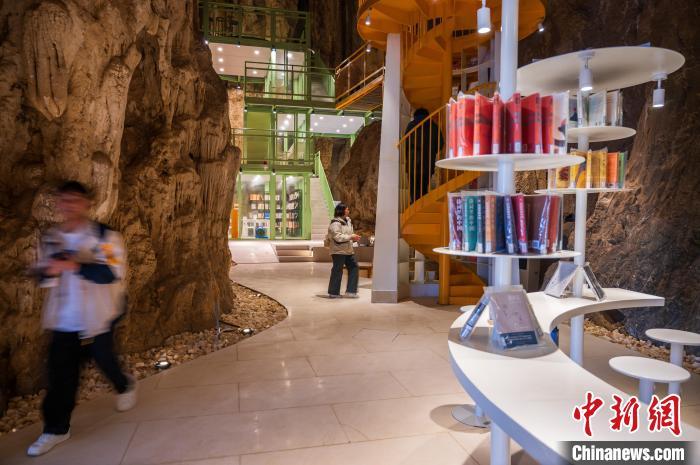 Guizhou: biblioteca localizada em caverna atrai leitores curiosos