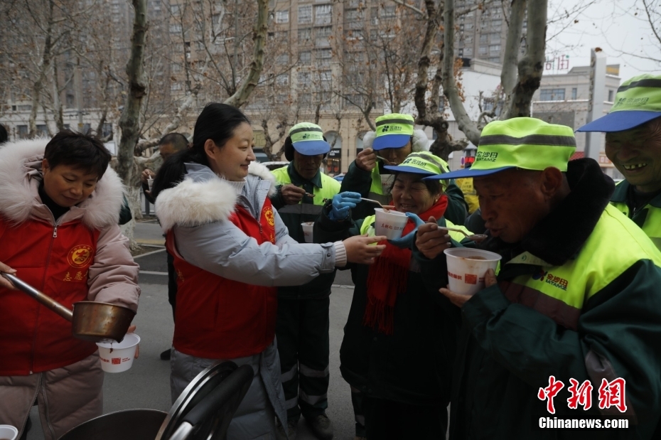 Chineses servem sopa de 