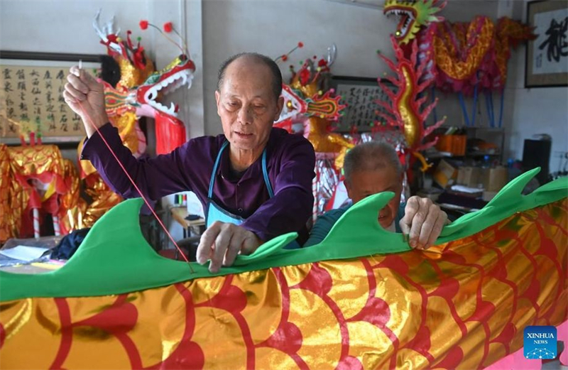 Guardi?o da arte de fabrica??o de drag?es de bambu preserva habilidades tradicionais chinesas.