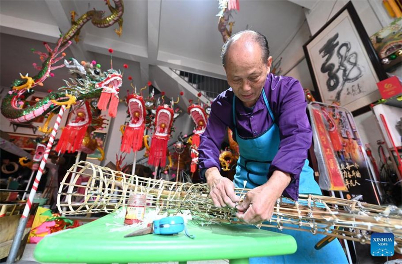 Guardi?o da arte de fabrica??o de drag?es de bambu preserva habilidades tradicionais chinesas.