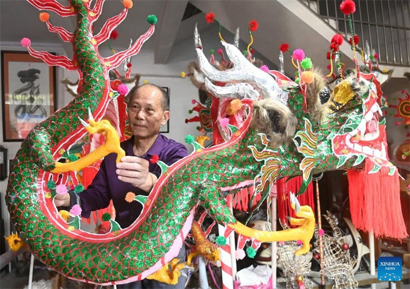 Guardi?o da arte de fabrica??o de drag?es de bambu preserva habilidades tradicionais chinesas.