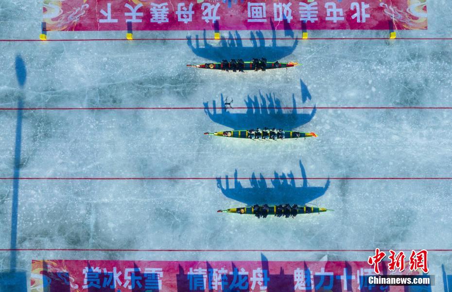 Corrida de barcos-drag?o de gelo é realizada em Xinjiang