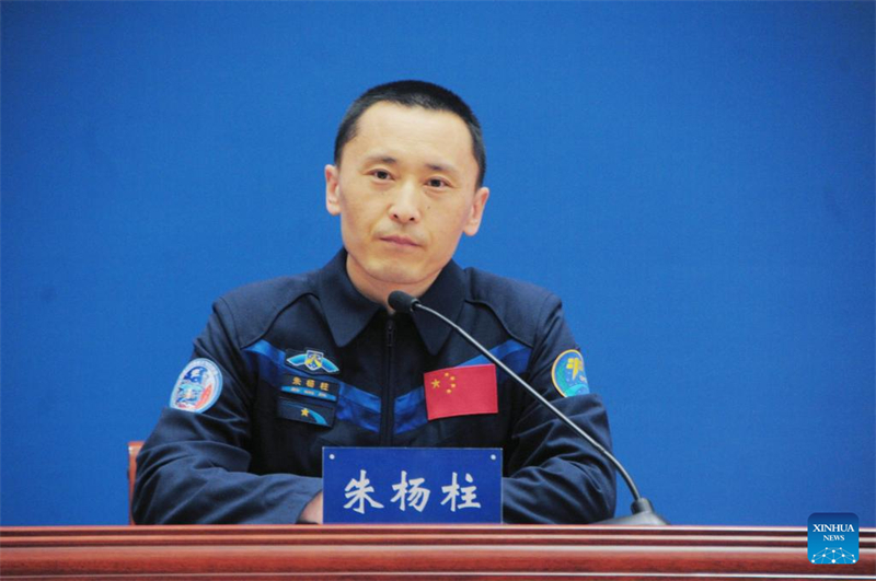Taikonautas da Shenzhou-16 encontram imprensa após retorno do espa?o