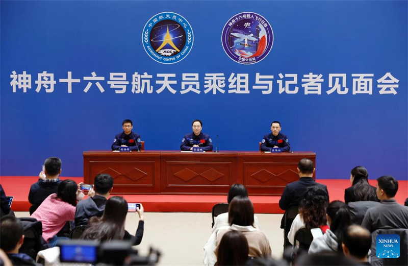 Taikonautas da Shenzhou-16 encontram imprensa após retorno do espa?o