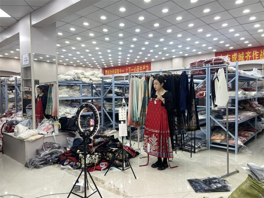 Vendas de Hanfu aumentam em Caoxian, leste da China