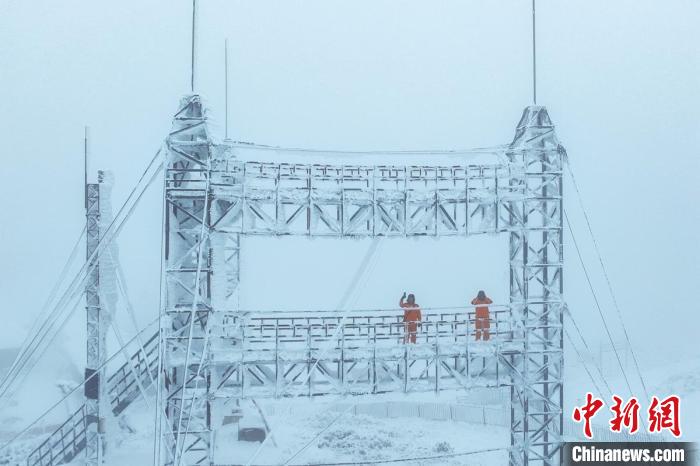 Funcionários do sistema elétrico de Sichuan realizam patrulhas para garantir fornecimento durante inverno
