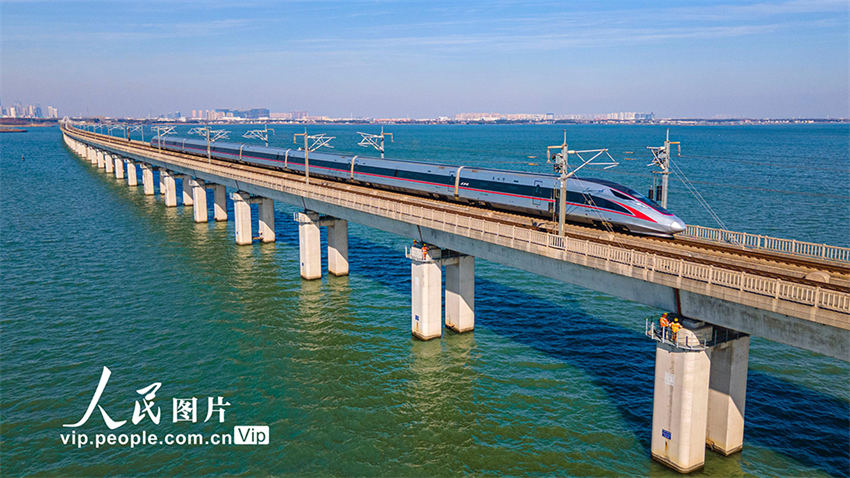 Suzhou: trabalhadores realizam manuten??o na ponte Danyang-Kunshan para garantir seguran?a viagens durante chunyun