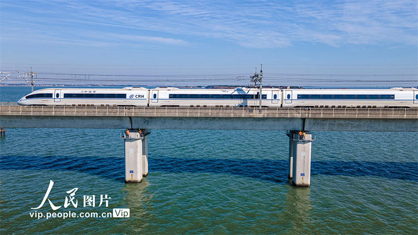 Suzhou: trabalhadores realizam manuten??o na ponte Danyang-Kunshan para garantir seguran?a viagens durante chunyun