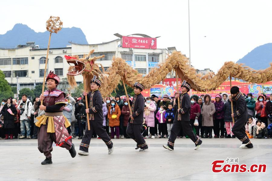 Dan?a do drag?o de palha realizada para comemorar Festival da Primavera no sul da China