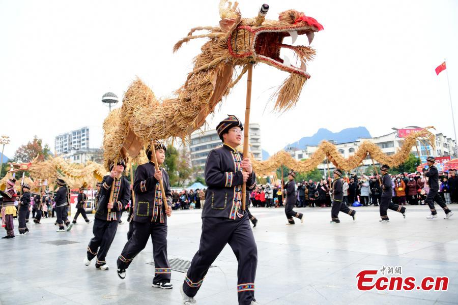 Dan?a do drag?o de palha realizada para comemorar Festival da Primavera no sul da China