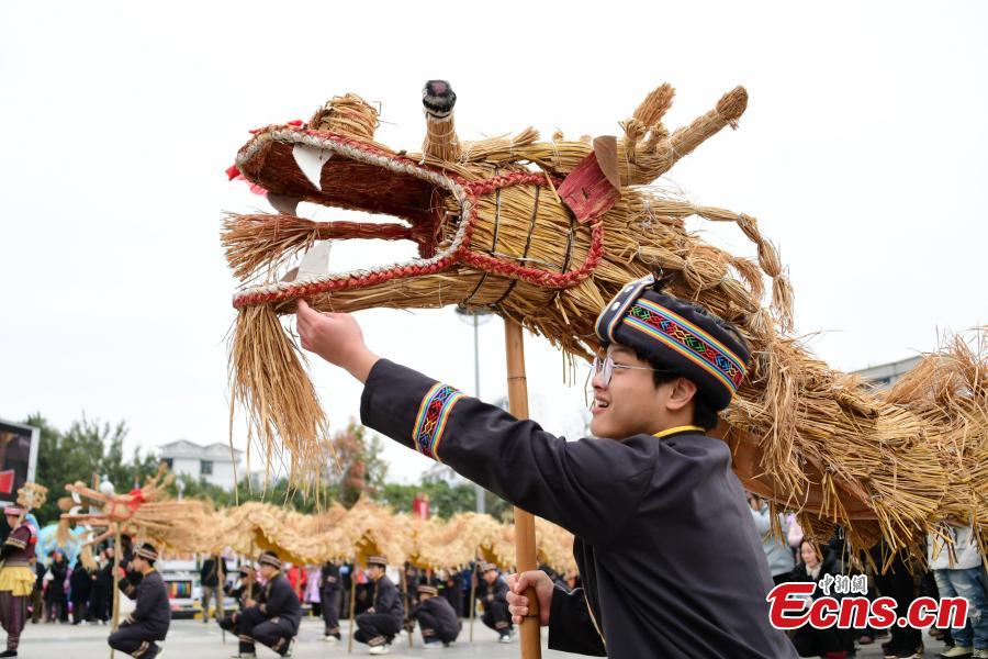 Dan?a do drag?o de palha realizada para comemorar Festival da Primavera no sul da China