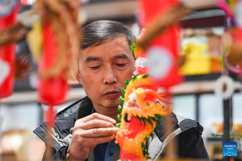 Galeria: fabrico artesanal das velas do drag?o e fênix de Chongqing