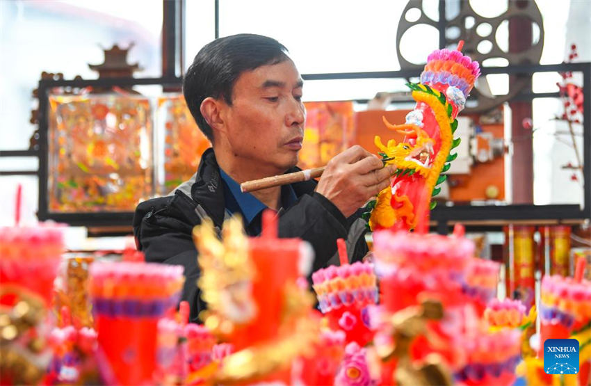 Galeria: fabrico artesanal das velas do drag?o e fênix de Chongqing