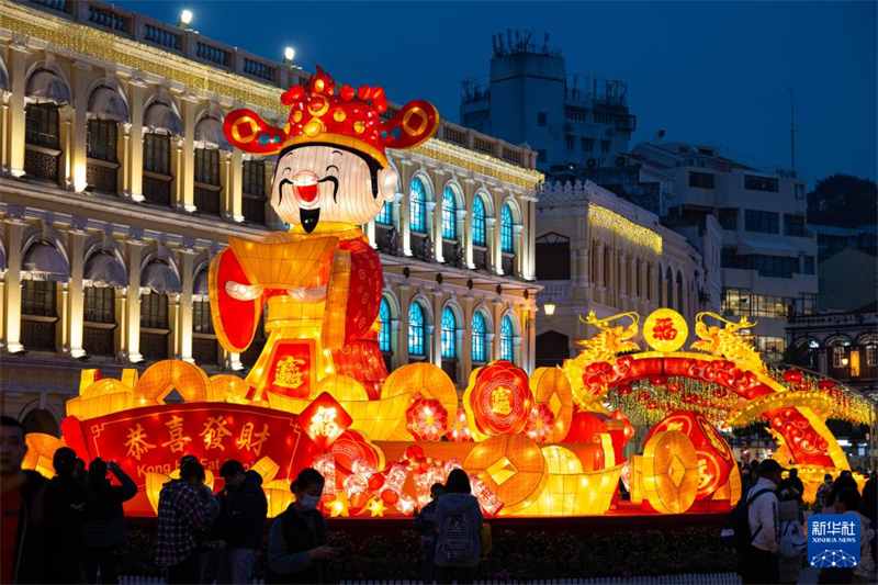 Decora??es do Festival da Primavera iluminam Macau