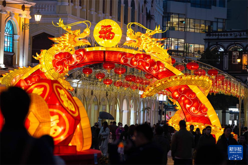 Decora??es do Festival da Primavera iluminam Macau