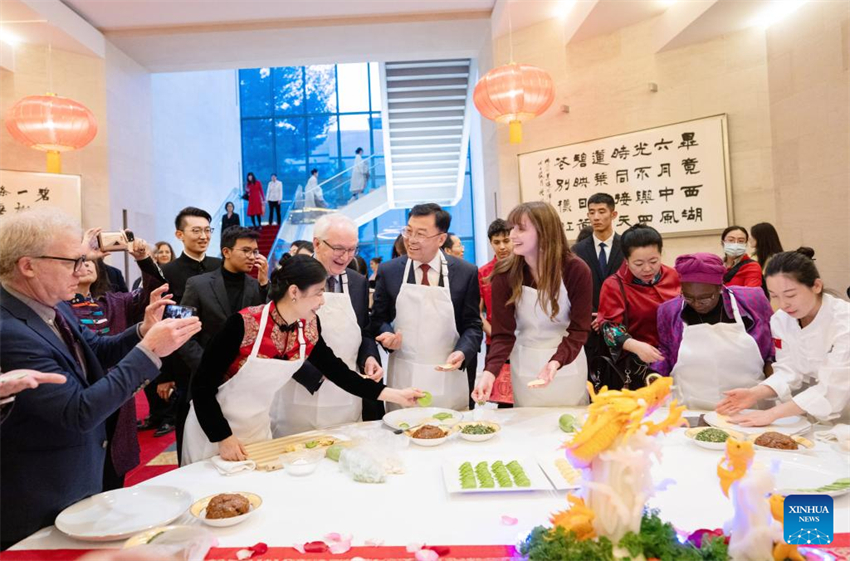 Embaixador chinês nos EUA pede fim de obstáculos a intercambios educacionais